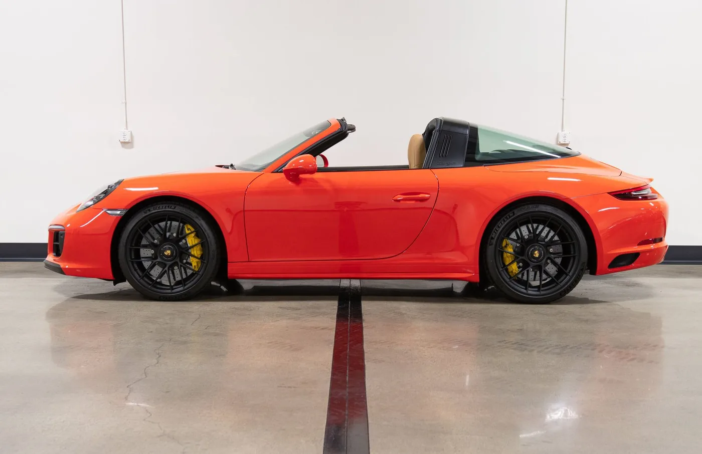 2019 Porsche 911 Targa 4 GTS verkauft von einem Fachhändler in Costa Mesa, Vereinigte Staaten, Foto 6 von 15