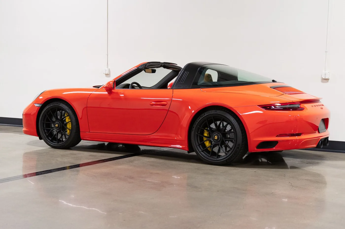 2019 Porsche 911 Targa 4 GTS verkauft von einem Fachhändler in Costa Mesa, Vereinigte Staaten, Foto 7 von 15