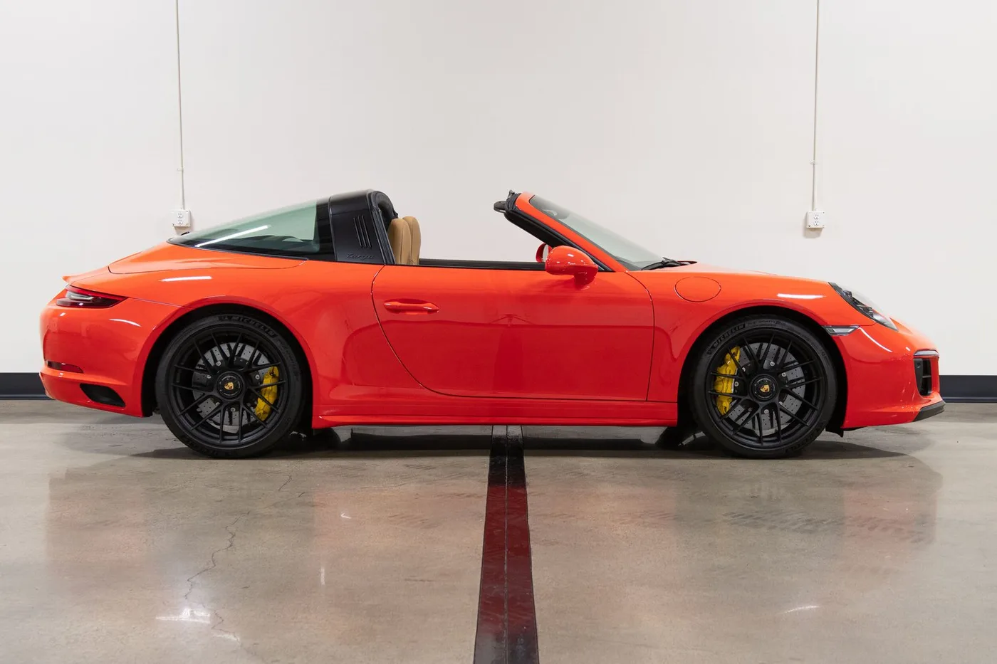 2019 Porsche 911 Targa 4 GTS verkauft von einem Fachhändler in Costa Mesa, Vereinigte Staaten, Foto 9 von 15