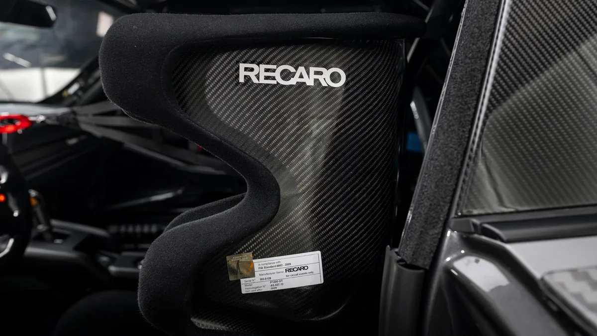 2019 Porsche 935 offered by a specialist dealer in Dubai, United Arab Emirates, photo 16 of 25