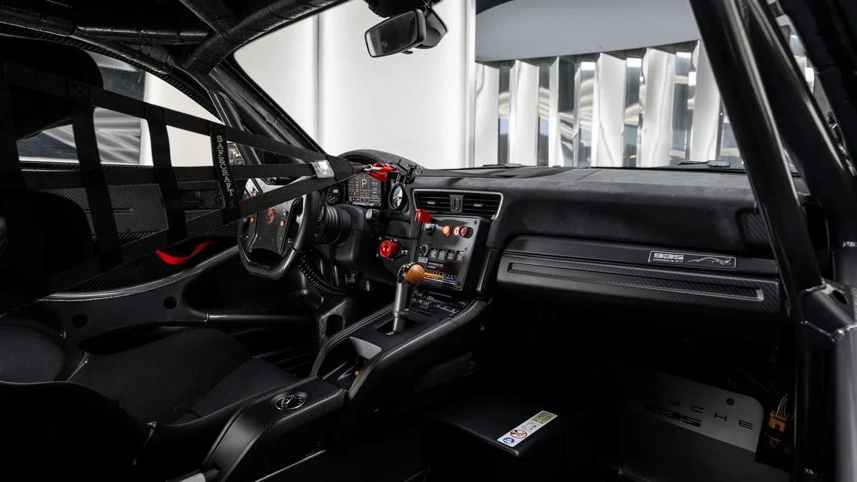 2019 Porsche 935 offered by a specialist dealer in Dubai, United Arab Emirates, photo 21 of 25