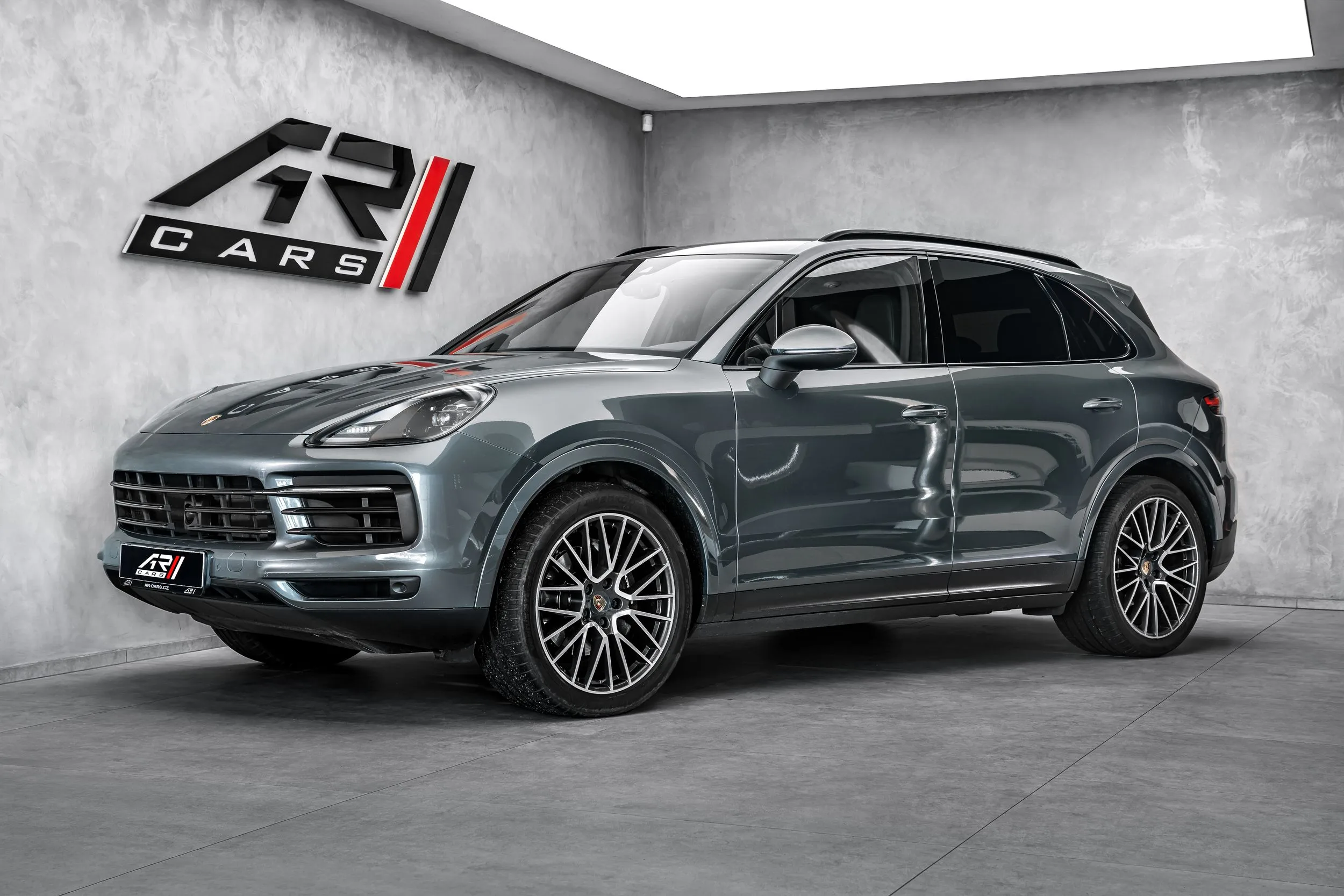 2019 Porsche Cayenne angeboten von einem Spezialhändler in Ostrava, Tschechien, Hauptfoto