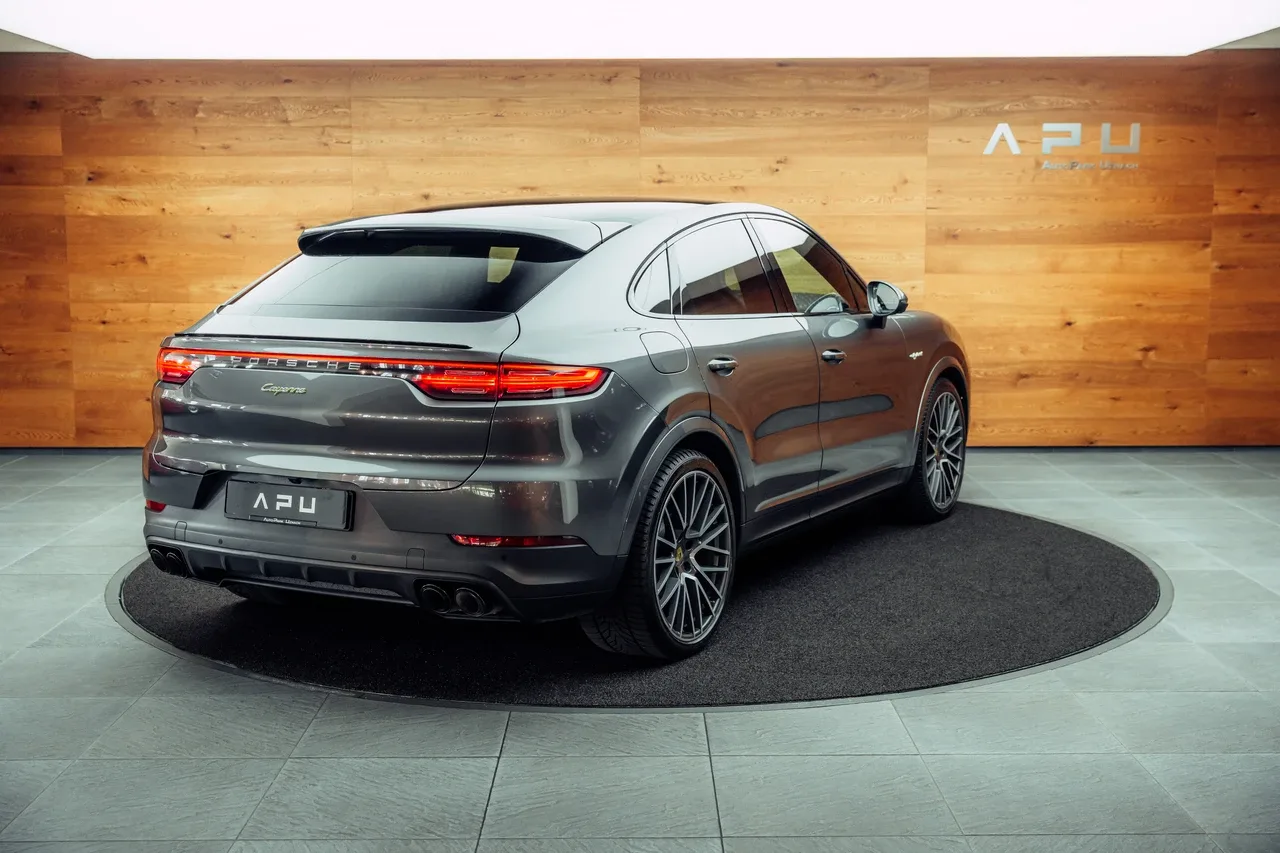 2019 Porsche Cayenne Coupé proposée par un concessionnaire spécialisé à Uznach, Suisse, photo principale