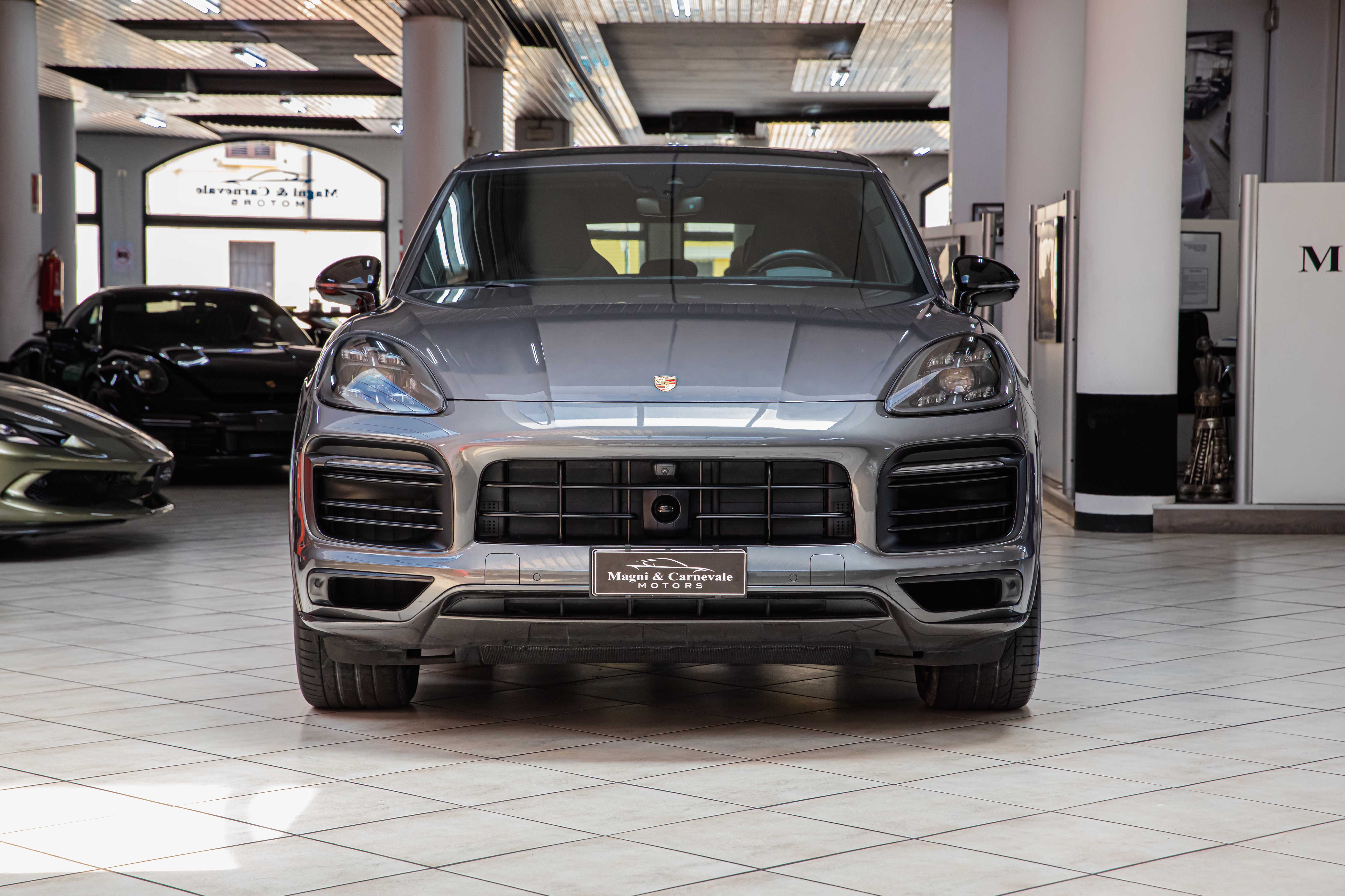 2019 Porsche Cayenne S offered by a specialist dealer in Milan, Italy, photo 7 of 20