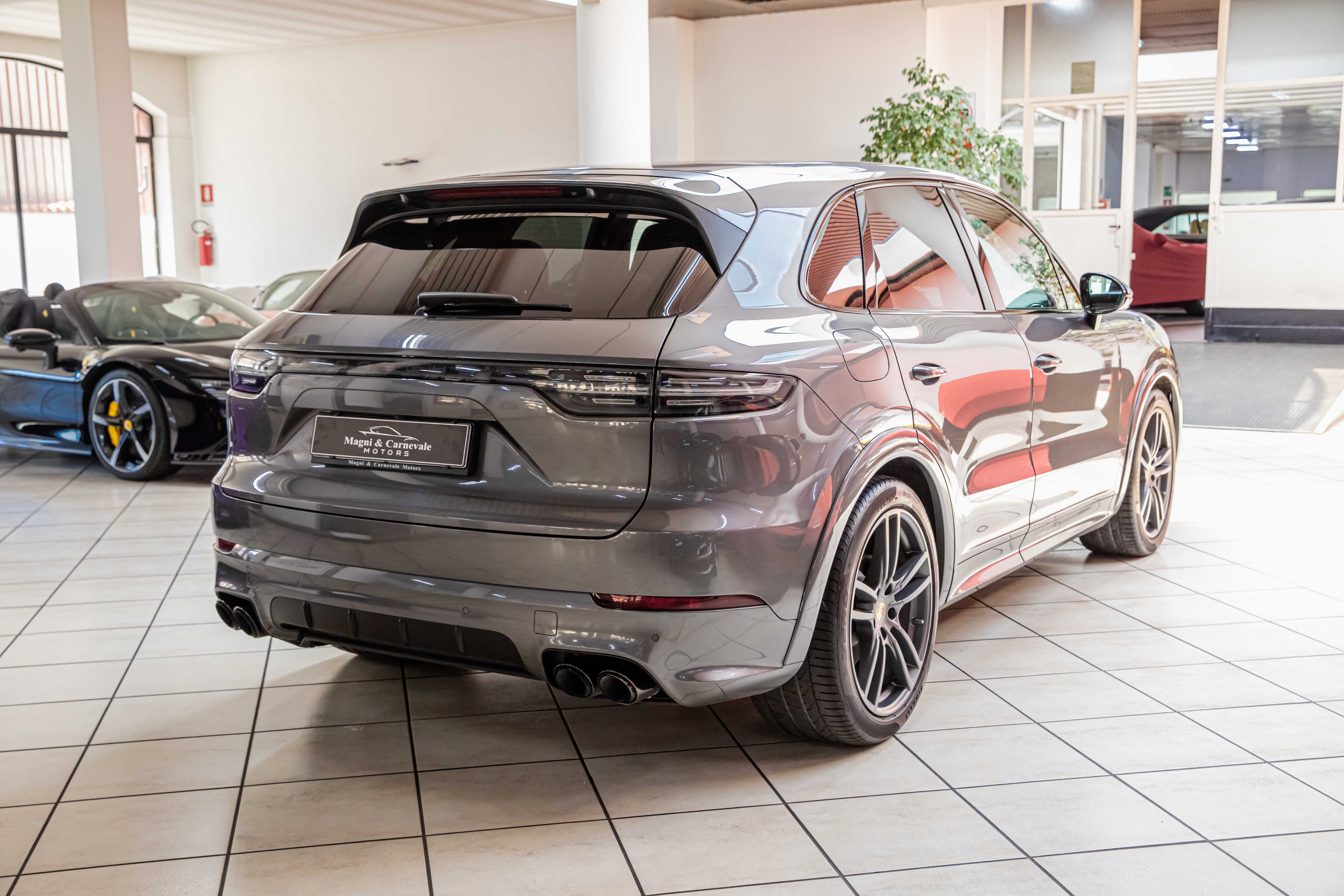 2019 Porsche Cayenne S offered by a specialist dealer in Milan, Italy, photo 12 of 20