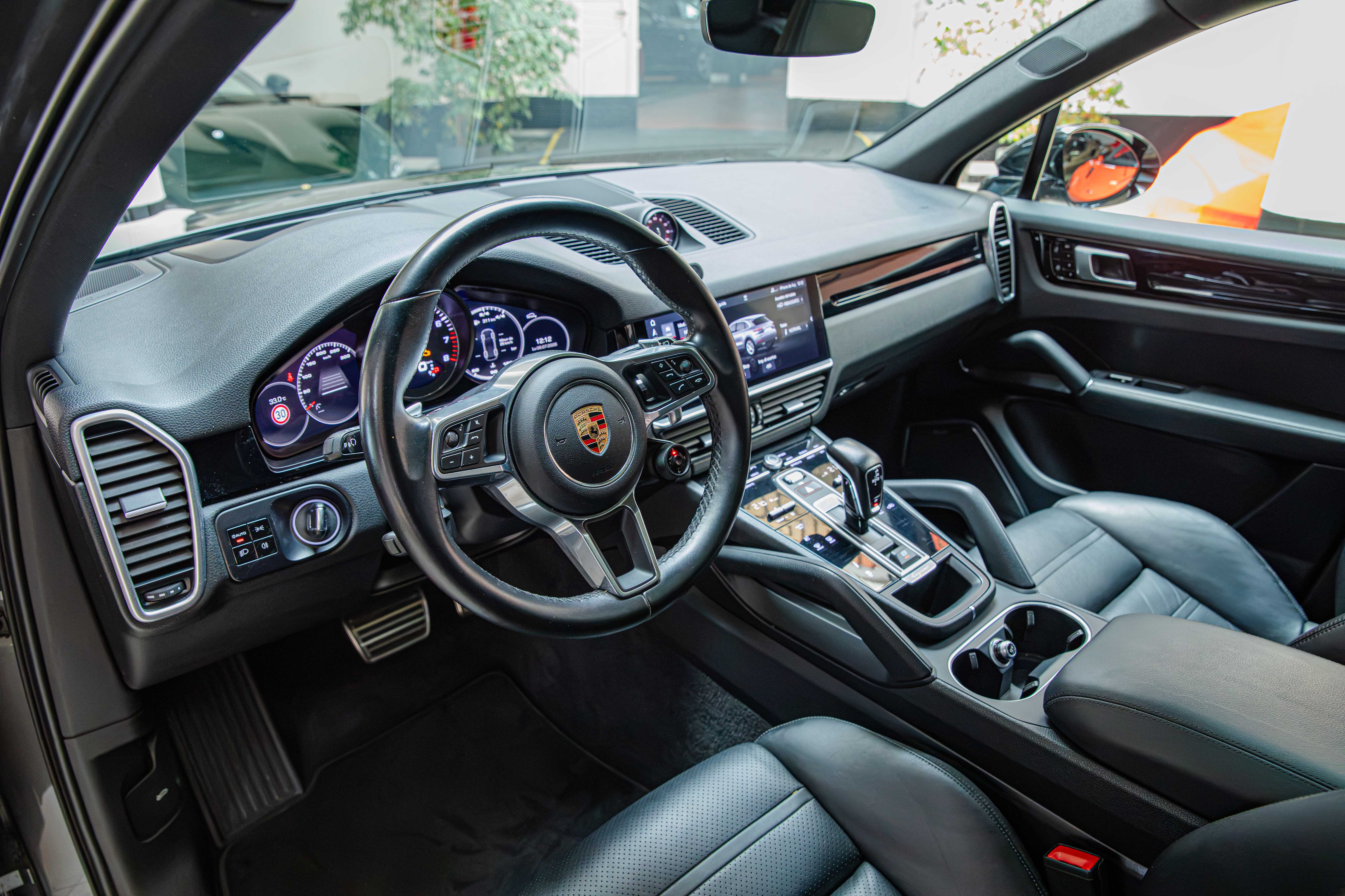 2019 Porsche Cayenne S offered by a specialist dealer in Milan, Italy, photo 14 of 20