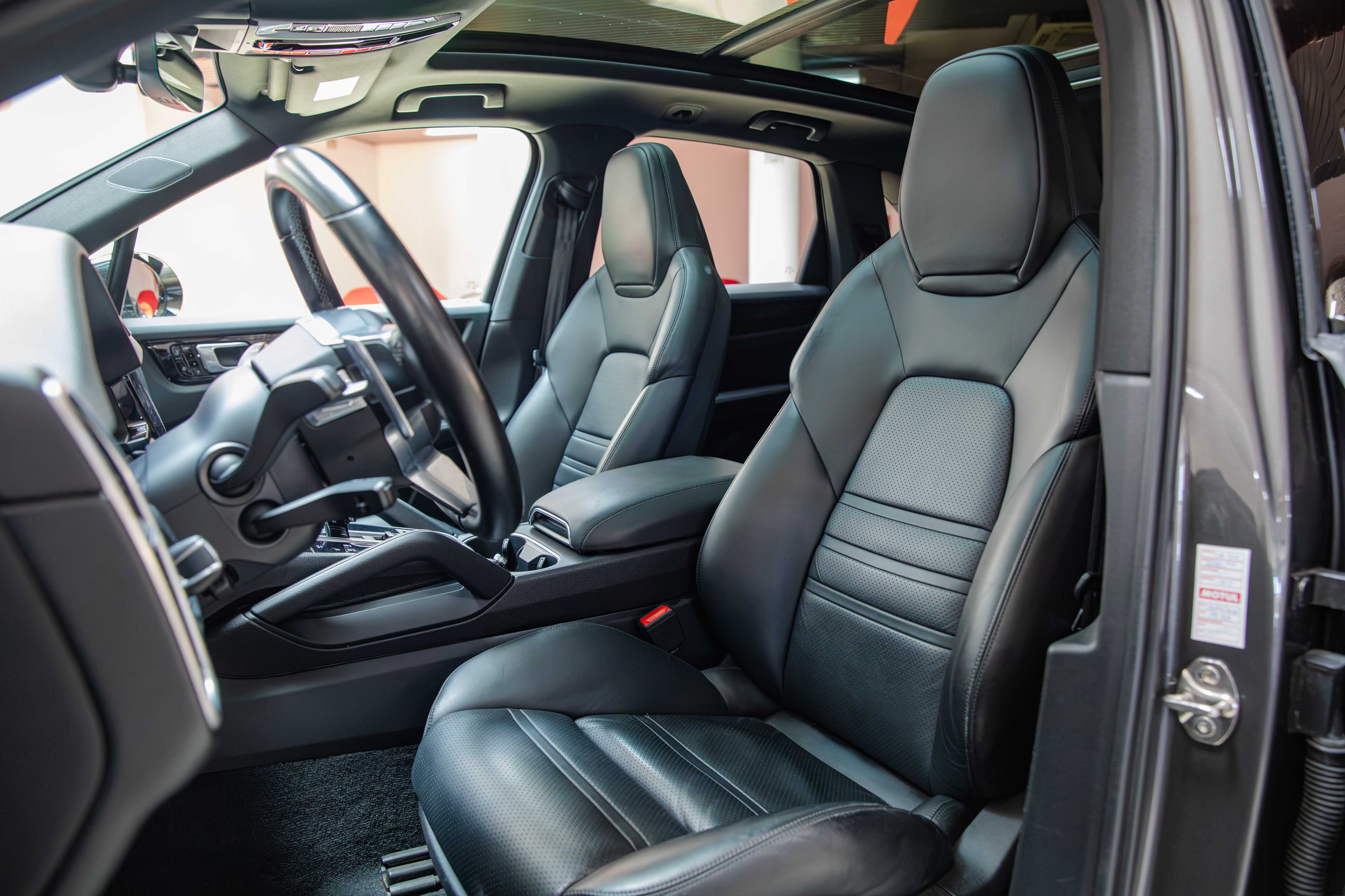 2019 Porsche Cayenne S offered by a specialist dealer in Milan, Italy, photo 15 of 20