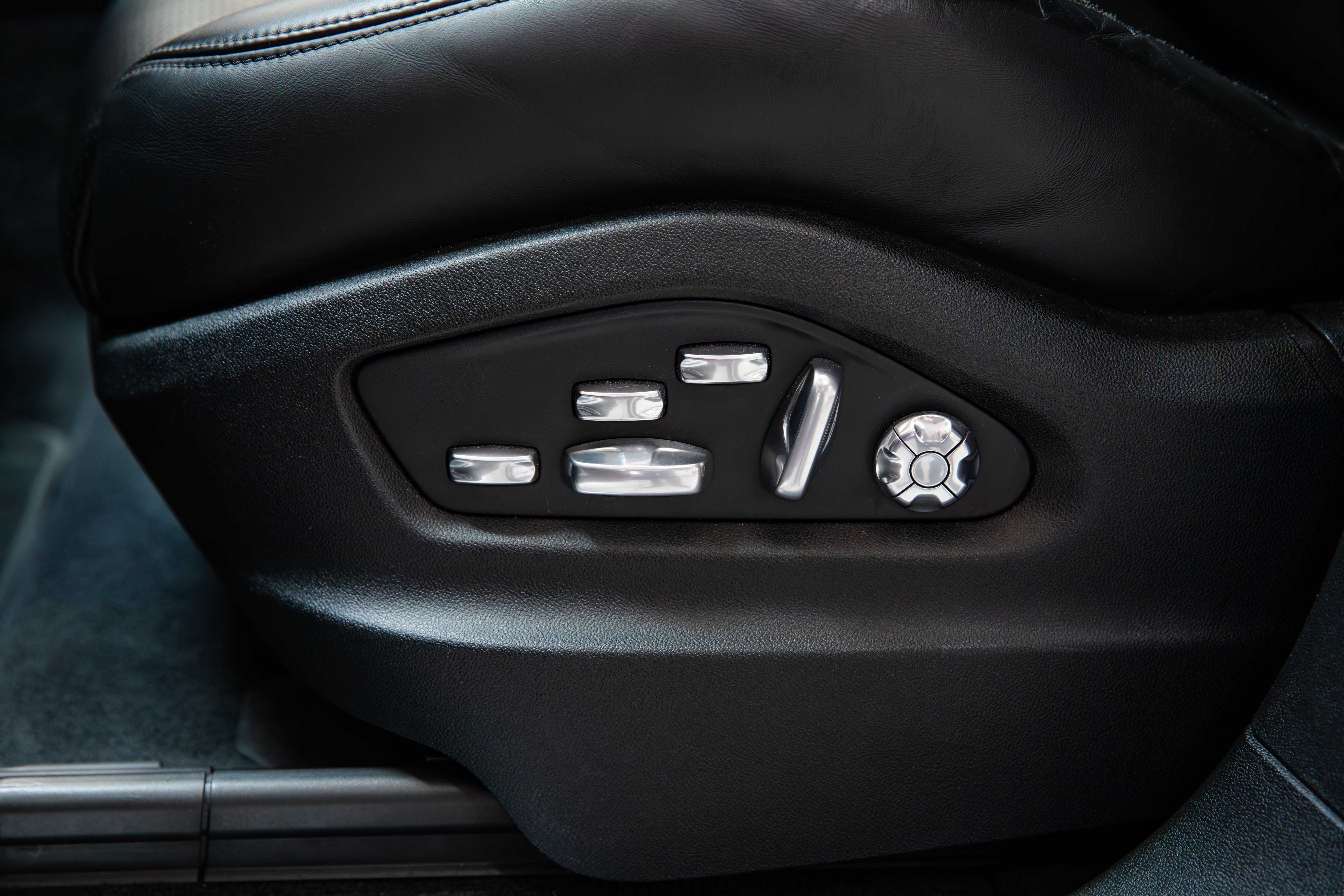 2019 Porsche Cayenne S offered by a specialist dealer in Milan, Italy, photo 16 of 20