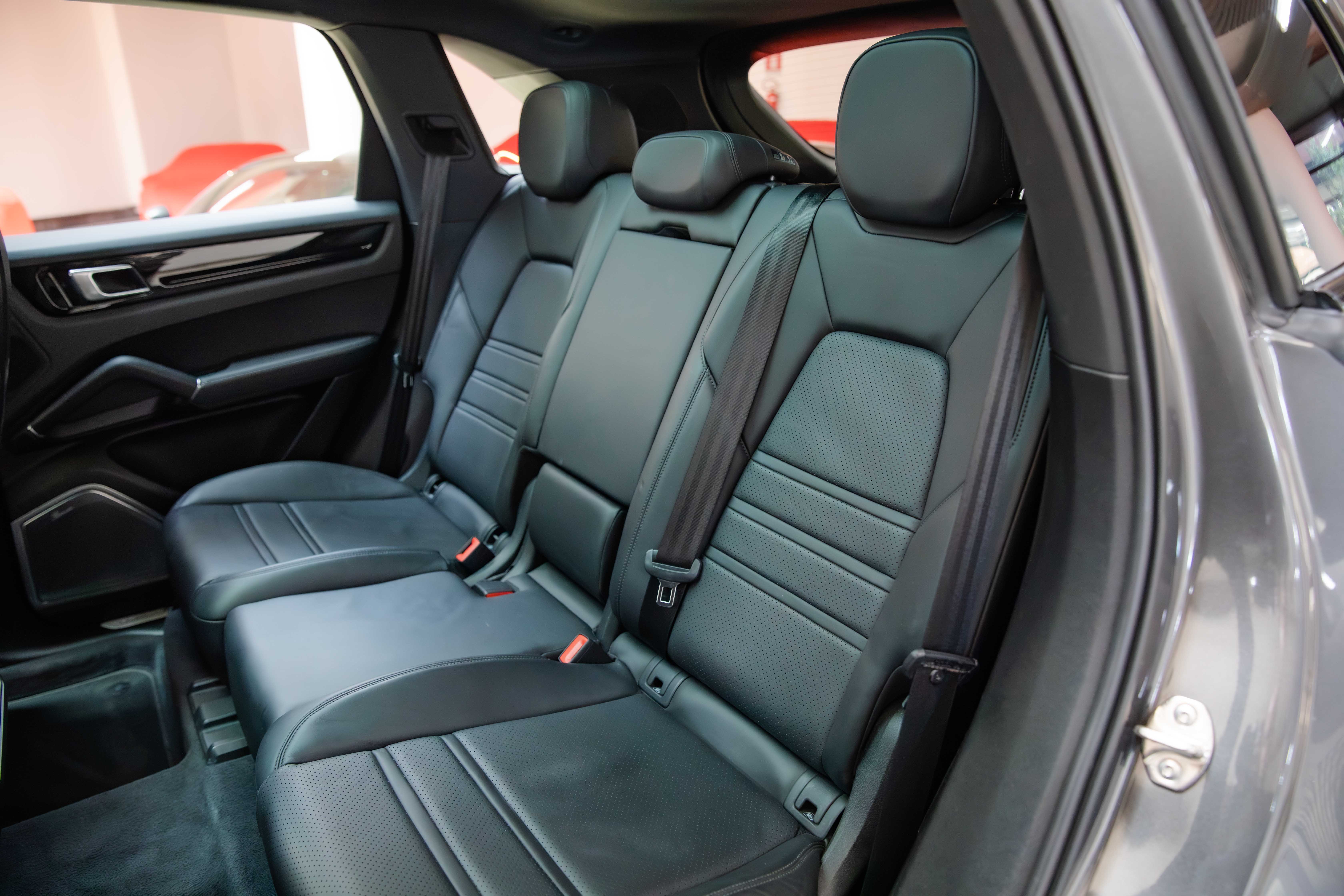 2019 Porsche Cayenne S offered by a specialist dealer in Milan, Italy, photo 17 of 20