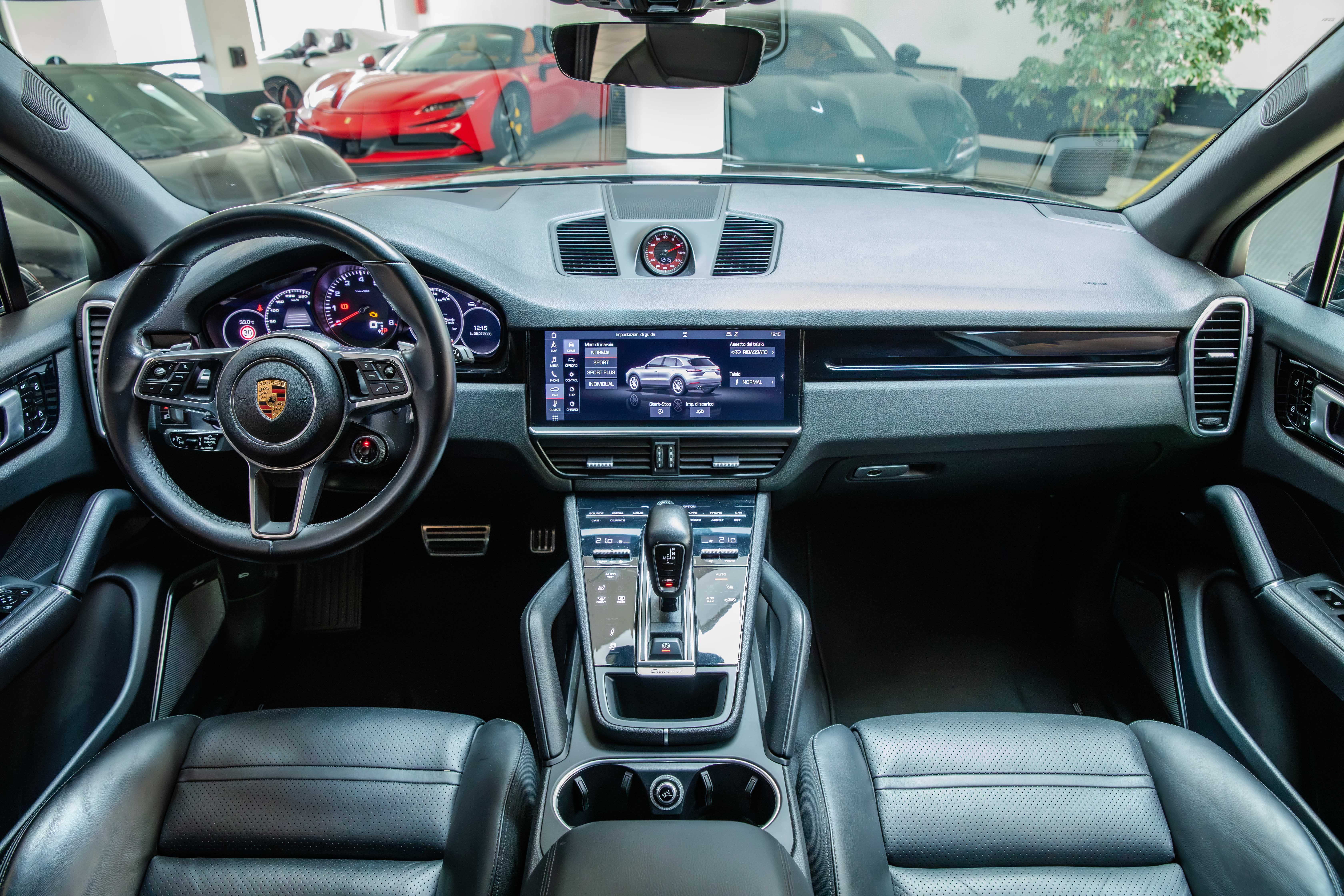 2019 Porsche Cayenne S offered by a specialist dealer in Milan, Italy, photo 18 of 20