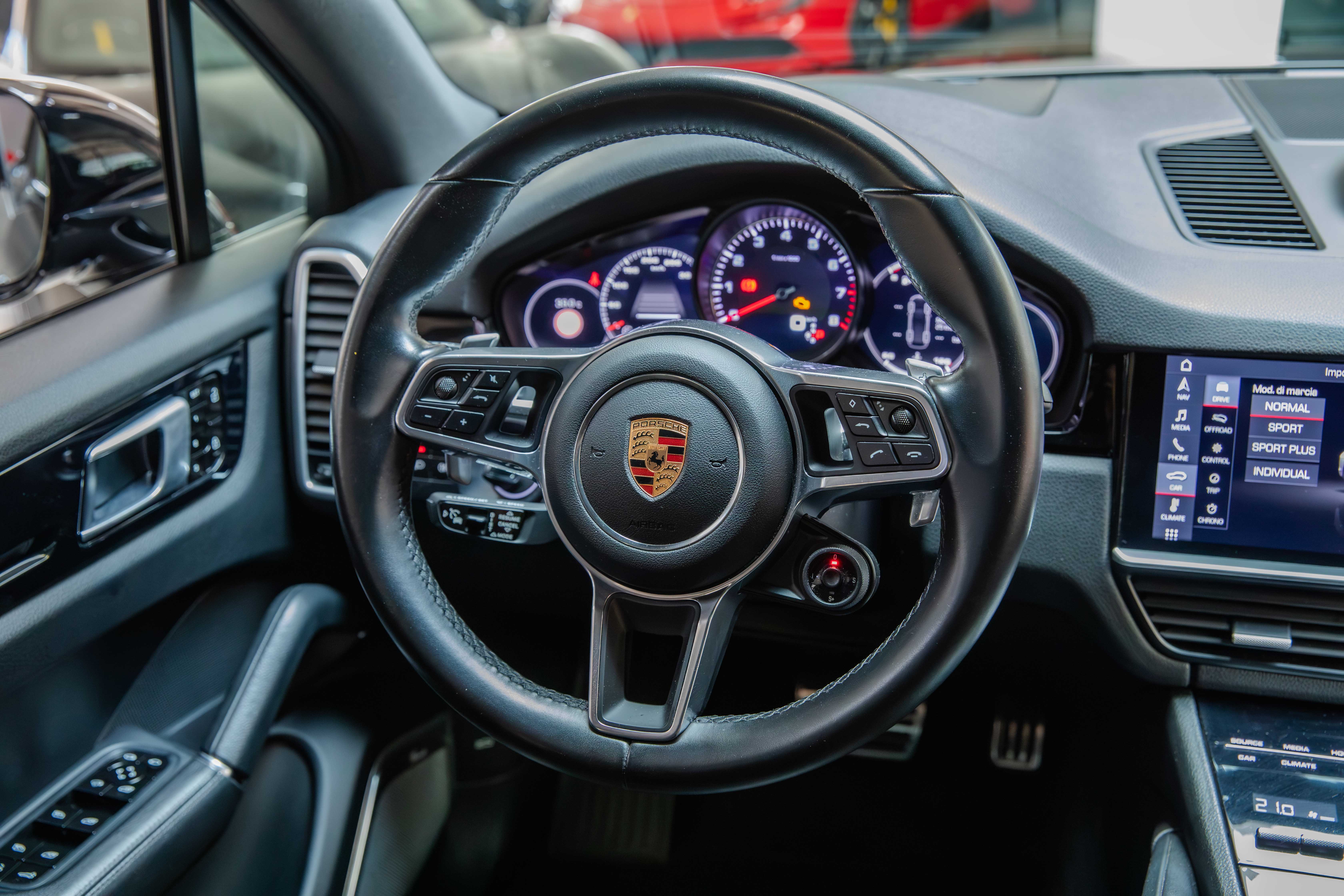 2019 Porsche Cayenne S offered by a specialist dealer in Milan, Italy, photo 19 of 20