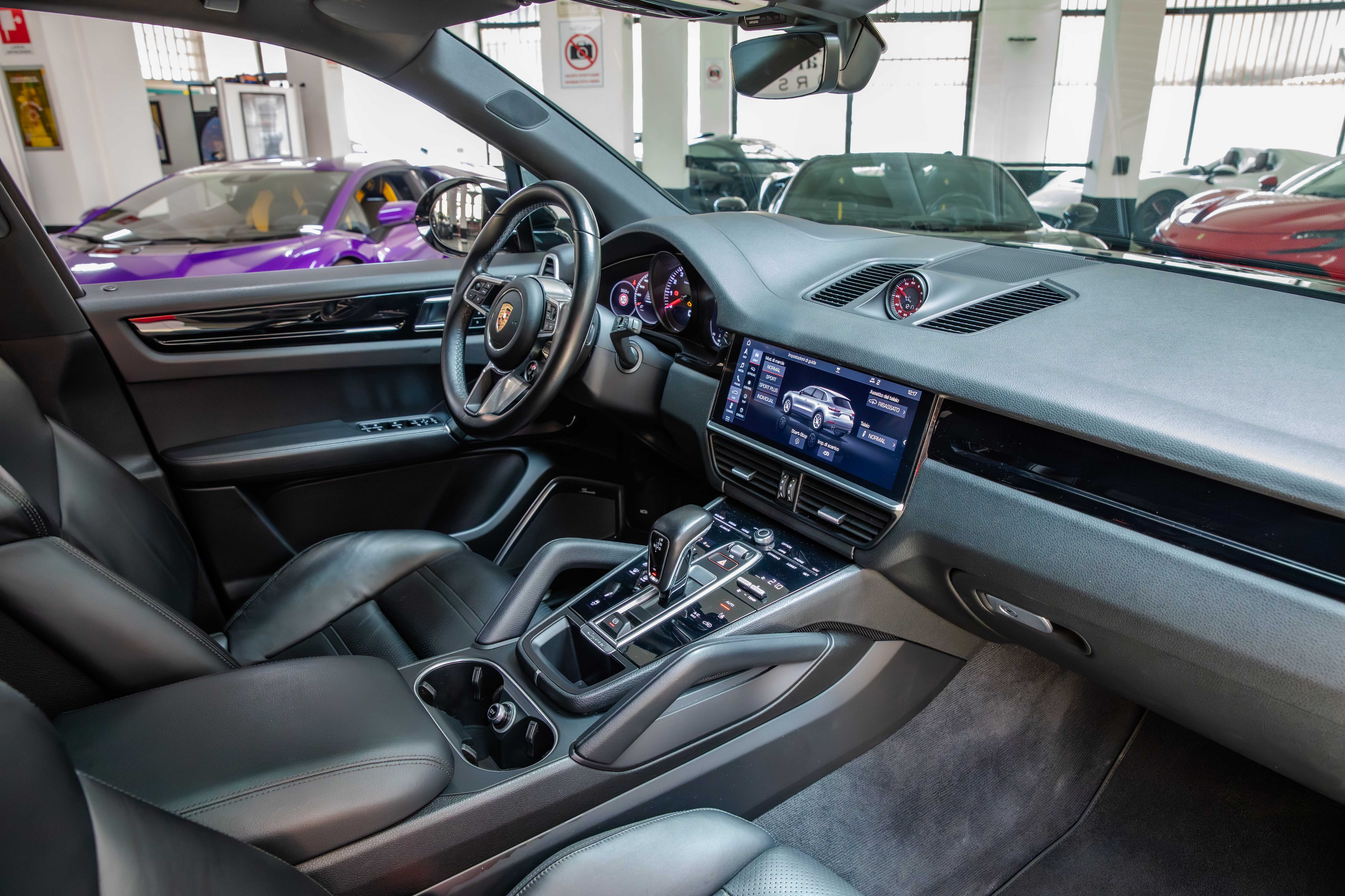 2019 Porsche Cayenne S offered by a specialist dealer in Milan, Italy, photo 20 of 20