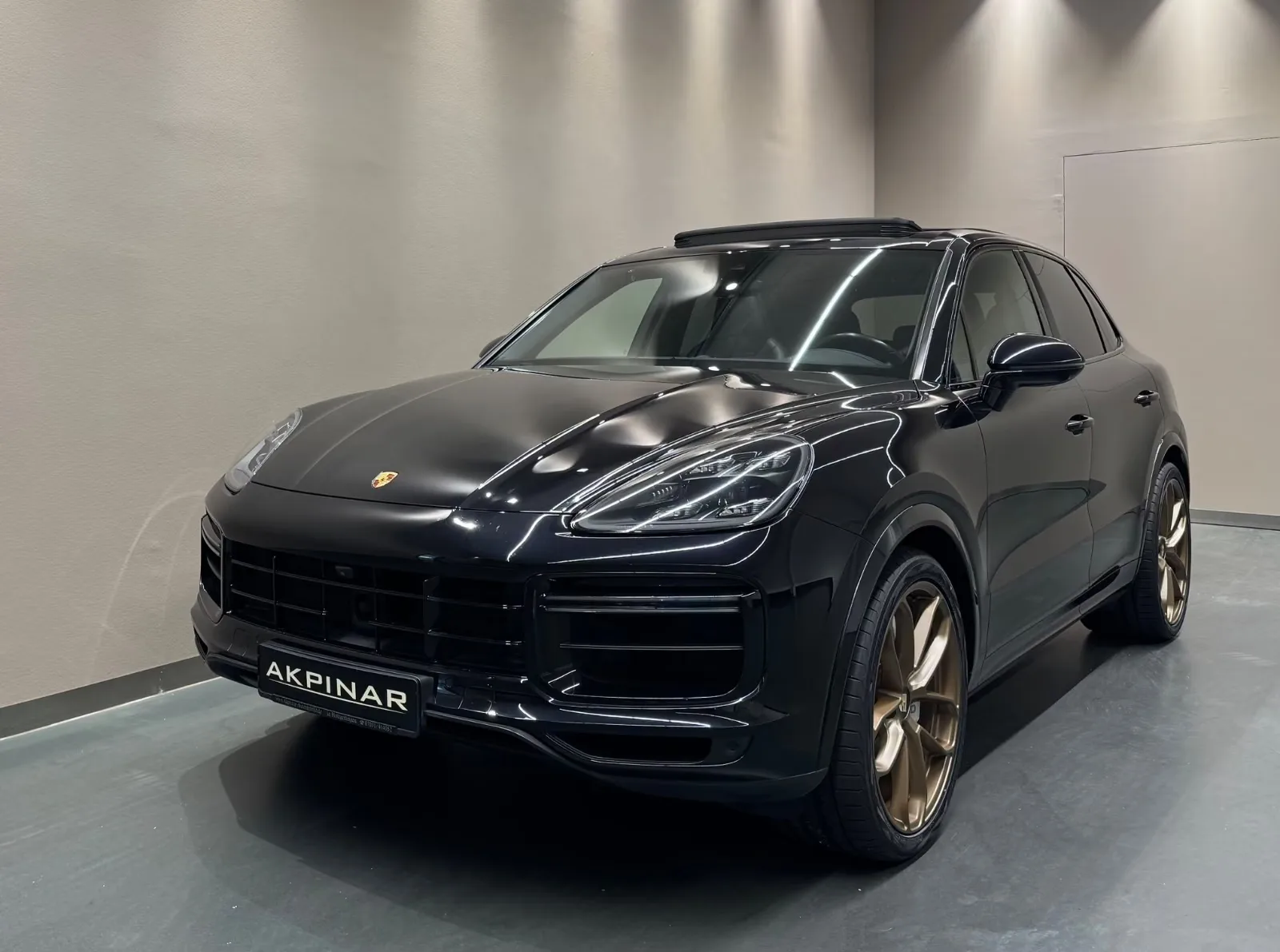 2019 Porsche Cayenne Turbo proposée par un concessionnaire spécialisé à Holzgerlingen, Allemagne, photo principale
