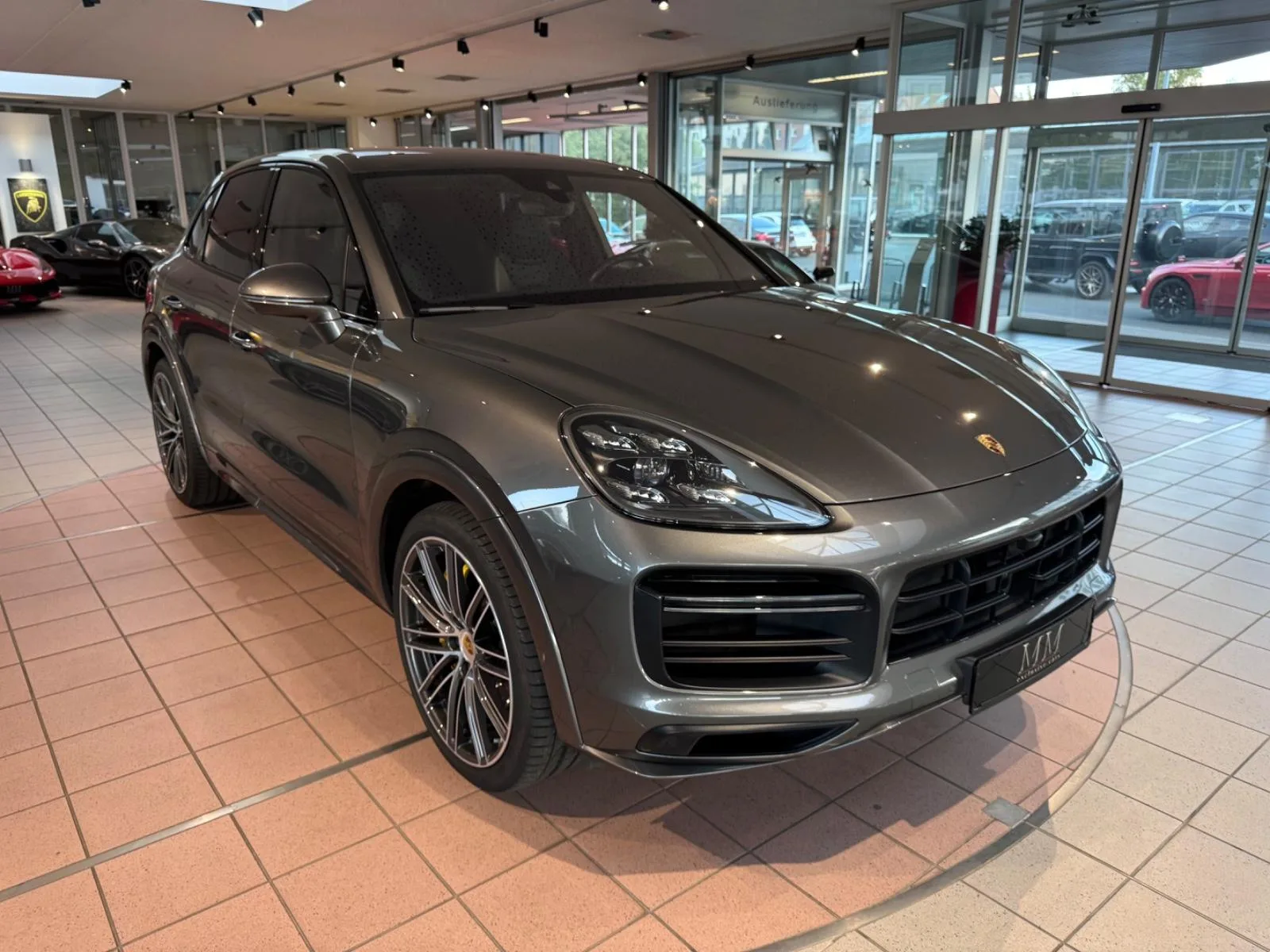 2019 Porsche Cayenne Turbo proposée par un concessionnaire spécialisé à Hannover, Allemagne, photo principale
