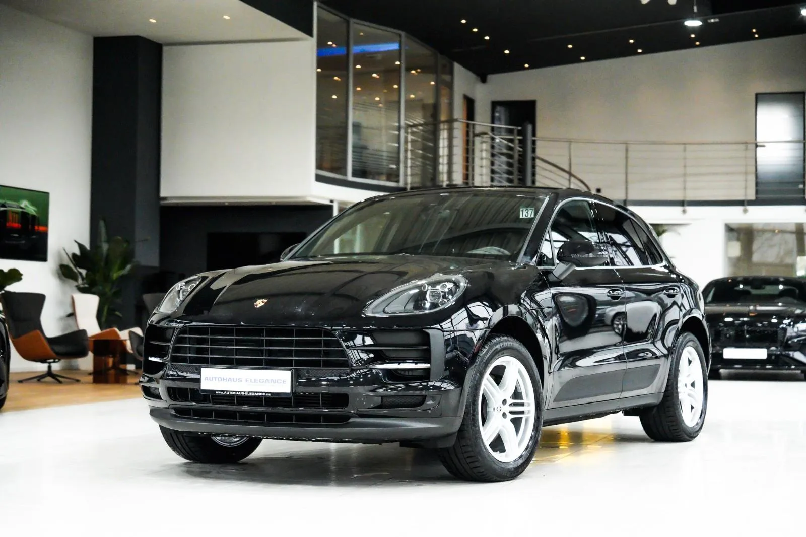 2019 Porsche Macan proposta da un concessionario specializzato a Colonia, Germania, foto principale