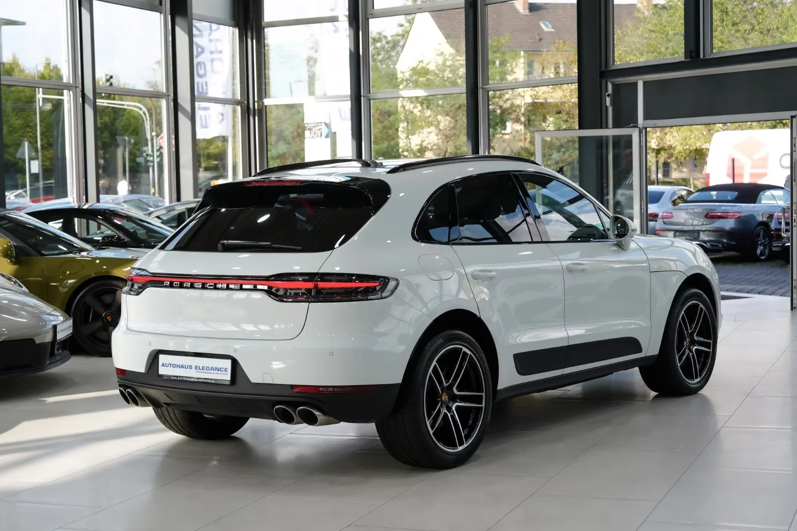 2019 Porsche Macan S, 2/30