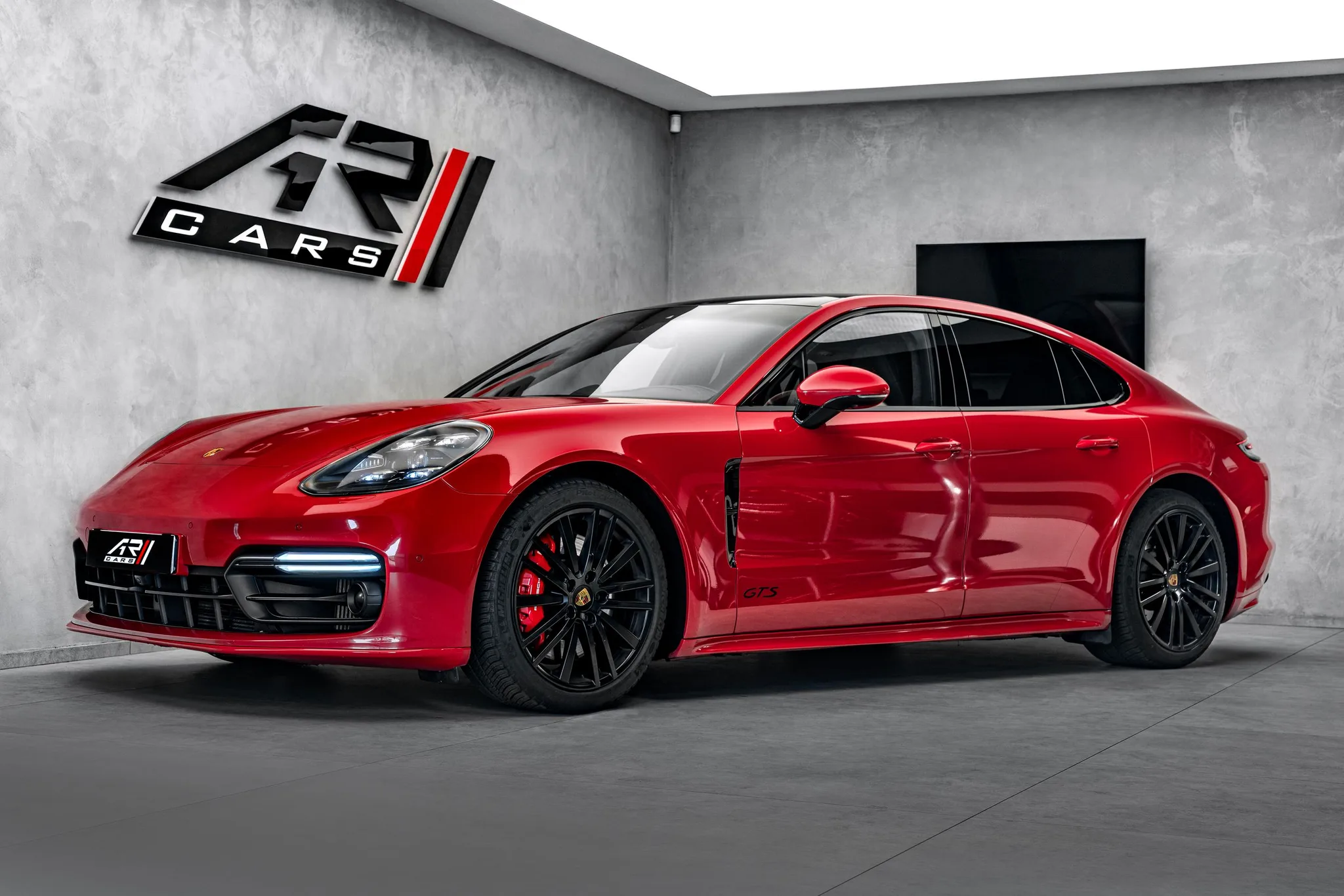 2019 Porsche Panamera GTS angeboten von einem Fachhändler in Ostrava, Tschechien, Hauptfoto