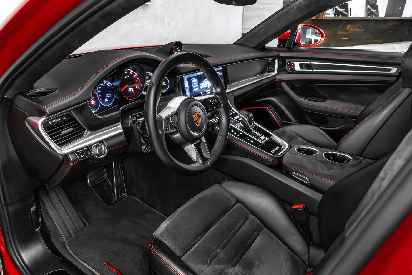 2019 Porsche Panamera GTS proposée par un concessionnaire spécialisé à Ostrava, Tchéquie, photo 11 sur 15