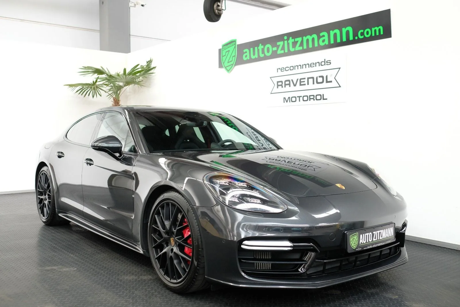 2019 Porsche Panamera GTS proposée par un concessionnaire spécialisé à Nuremberg, Allemagne, photo principale