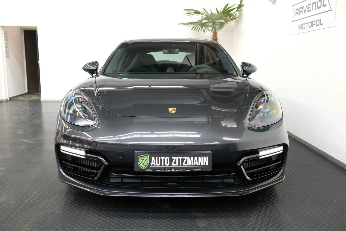 2019 Porsche Panamera GTS proposée par un concessionnaire spécialisé à Nuremberg, Allemagne, photo 2 sur 15