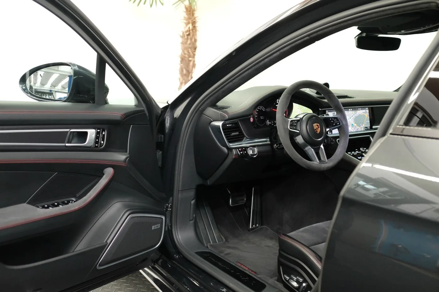2019 Porsche Panamera GTS proposée par un concessionnaire spécialisé à Nuremberg, Allemagne, photo 12 sur 15