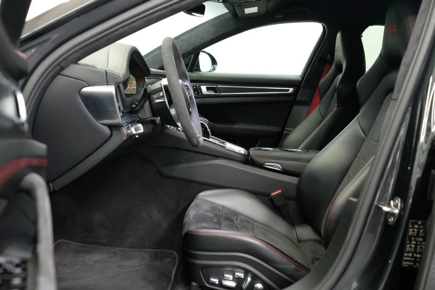 2019 Porsche Panamera GTS proposée par un concessionnaire spécialisé à Nuremberg, Allemagne, photo 13 sur 15