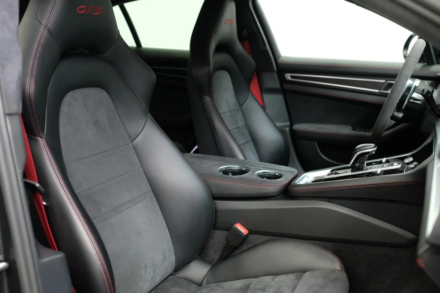 2019 Porsche Panamera GTS proposée par un concessionnaire spécialisé à Nuremberg, Allemagne, photo 14 sur 15