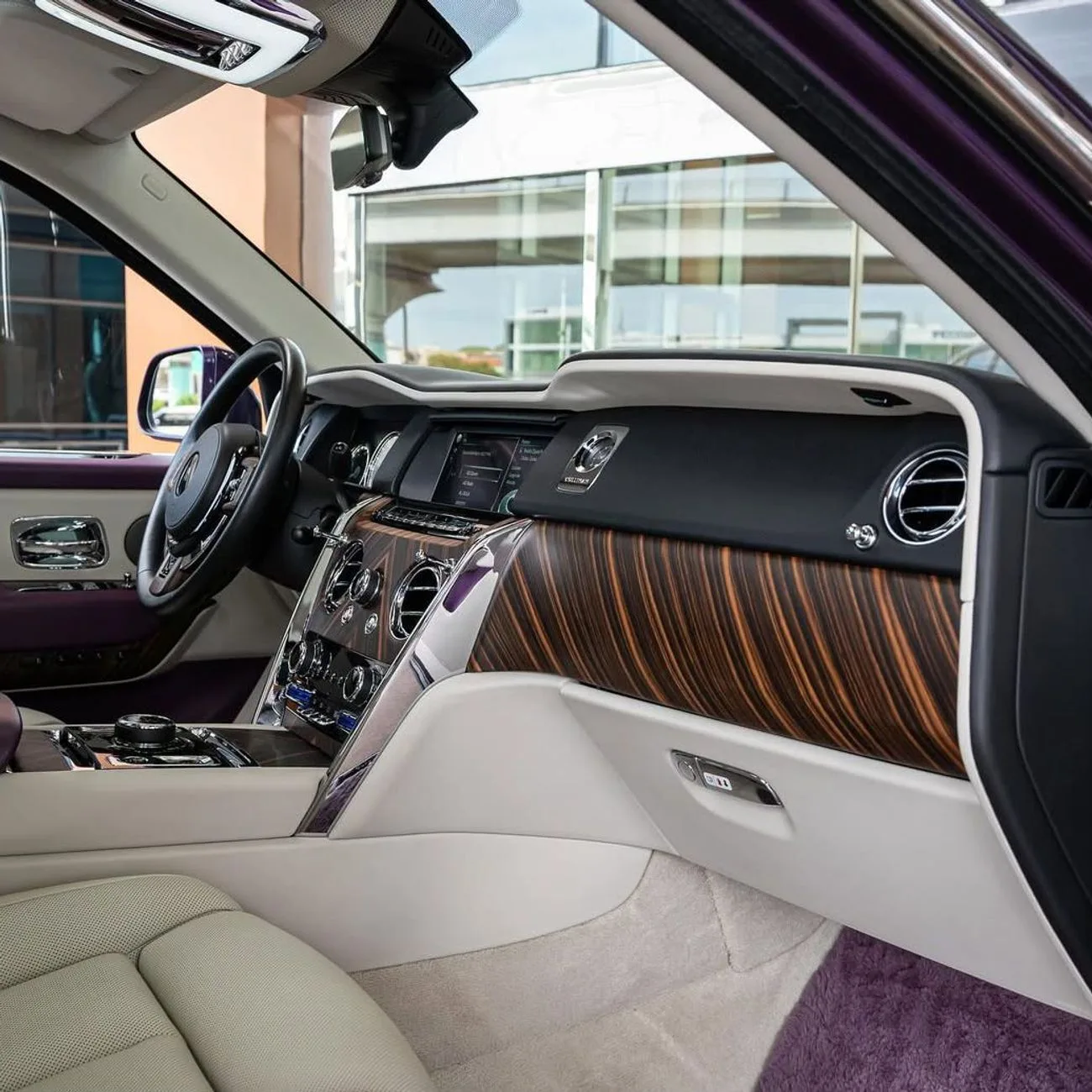 2019 Rolls-Royce Cullinan offered by a specialist dealer in Dubai, United Arab Emirates, photo 7 of 9