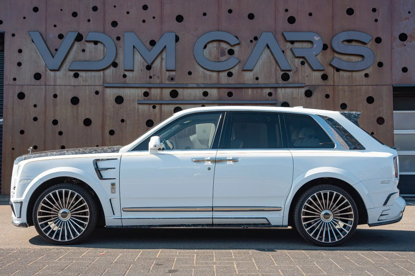 2019 Rolls-Royce Cullinan angeboten von einem Supersportwagenhändler in Gronau, Deutschland, Foto 9 von 25