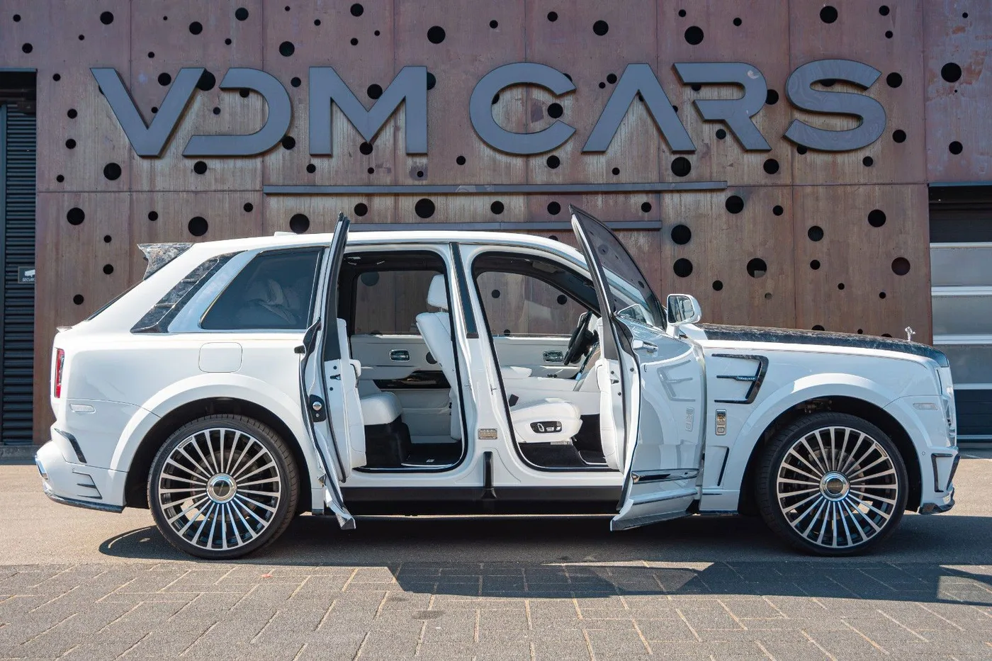 2019 Rolls-Royce Cullinan angeboten von einem Supersportwagenhändler in Gronau, Deutschland, Foto 10 von 25
