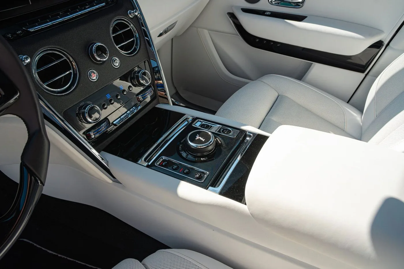 2019 Rolls-Royce Cullinan angeboten von einem Supersportwagenhändler in Gronau, Deutschland, Foto 21 von 25