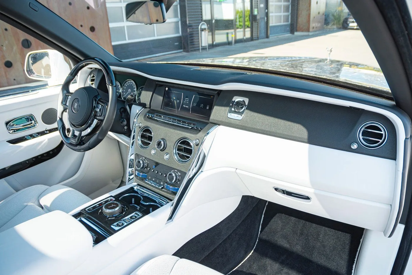 2019 Rolls-Royce Cullinan angeboten von einem Supersportwagenhändler in Gronau, Deutschland, Foto 24 von 25