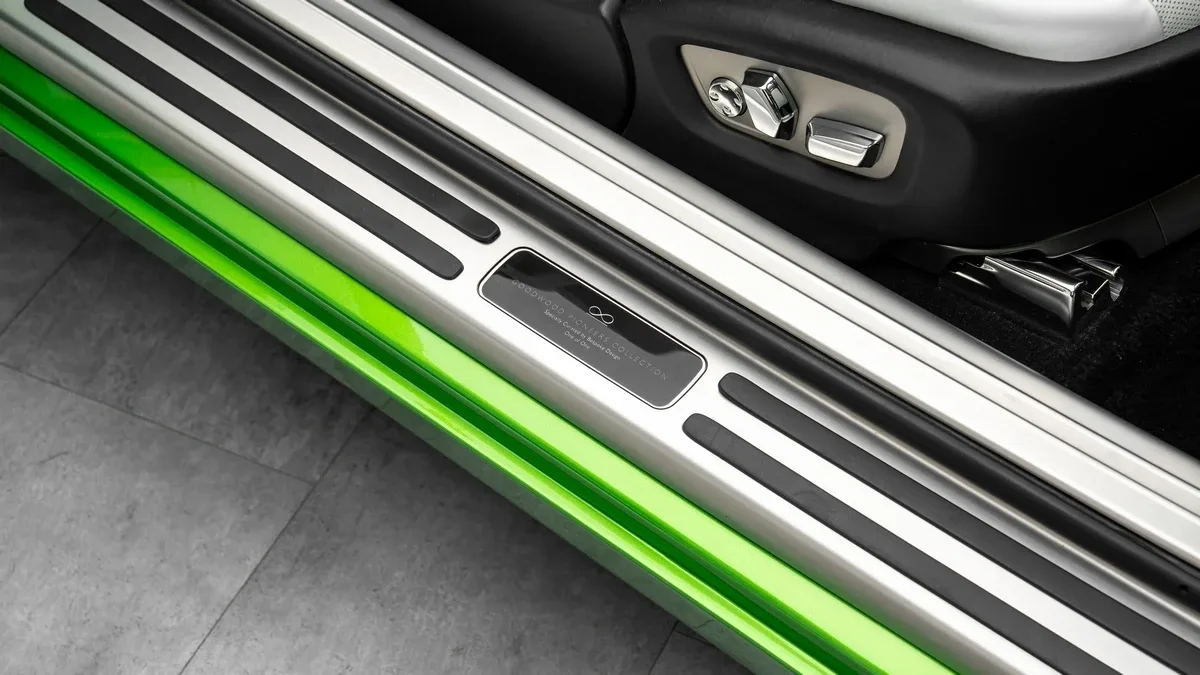 2019 Rolls-Royce Dawn Black Badge proposée par un concessionnaire spécialisé à Dubai, Émirats arabes unis, photo 12 sur 25