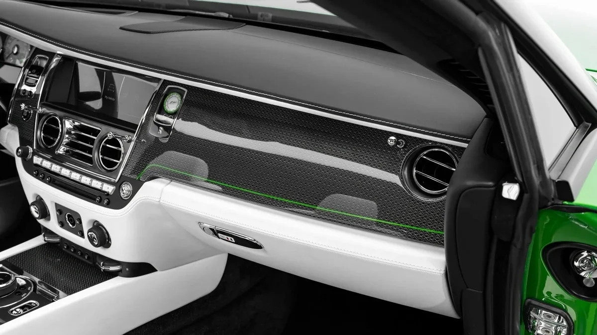 2019 Rolls-Royce Dawn Black Badge proposée par un concessionnaire spécialisé à Dubai, Émirats arabes unis, photo 18 sur 25
