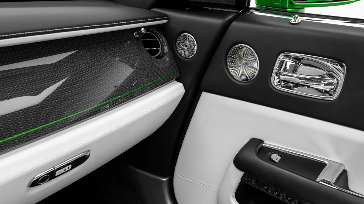 2019 Rolls-Royce Dawn Black Badge proposée par un concessionnaire spécialisé à Dubai, Émirats arabes unis, photo 20 sur 25