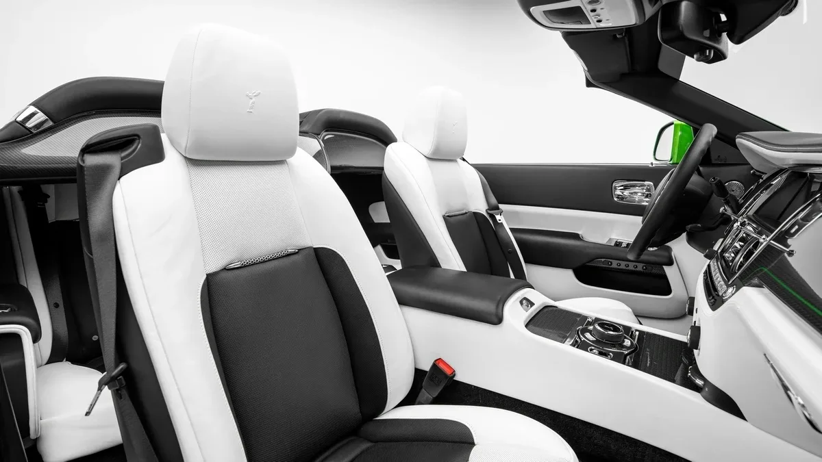 2019 Rolls-Royce Dawn Black Badge proposée par un concessionnaire spécialisé à Dubai, Émirats arabes unis, photo 21 sur 25