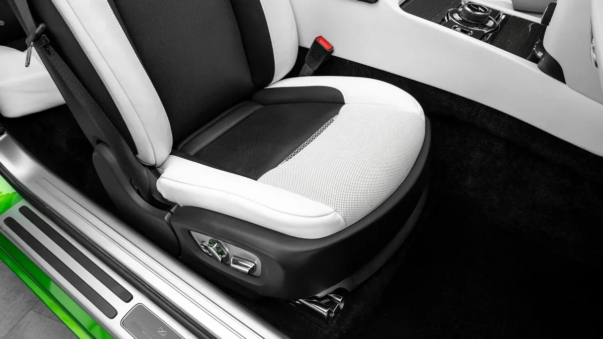 2019 Rolls-Royce Dawn Black Badge proposée par un concessionnaire spécialisé à Dubai, Émirats arabes unis, photo 22 sur 25