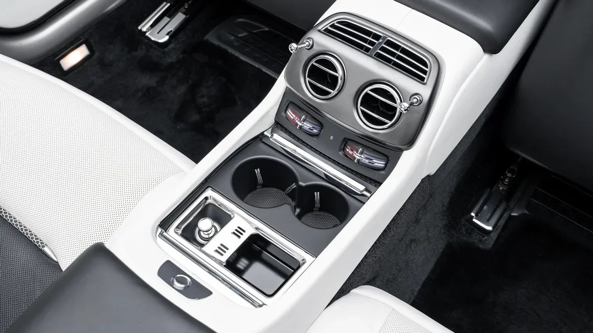 2019 Rolls-Royce Dawn Black Badge proposée par un concessionnaire spécialisé à Dubai, Émirats arabes unis, photo 24 sur 25
