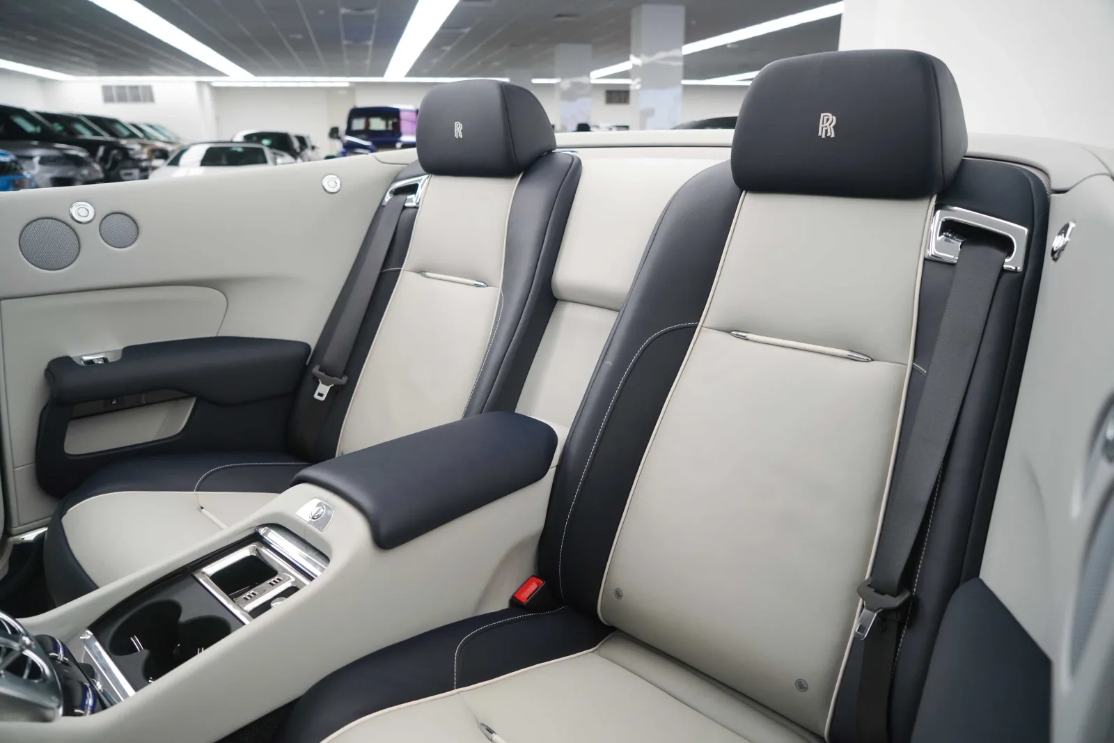 2019 Rolls-Royce Dawn proposée par un concessionnaire spécialisé à Dubai, Émirats arabes unis, photo principale