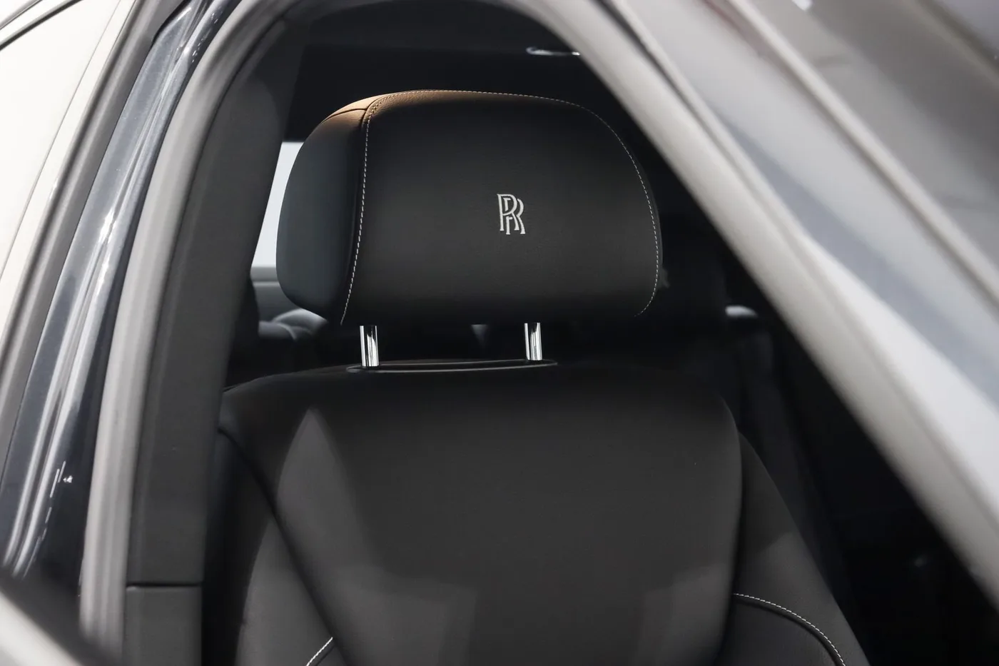 2019 Rolls-Royce Ghost offered by a supercar dealer in Zibido San Giacomo, Italy, photo 8 of 25
