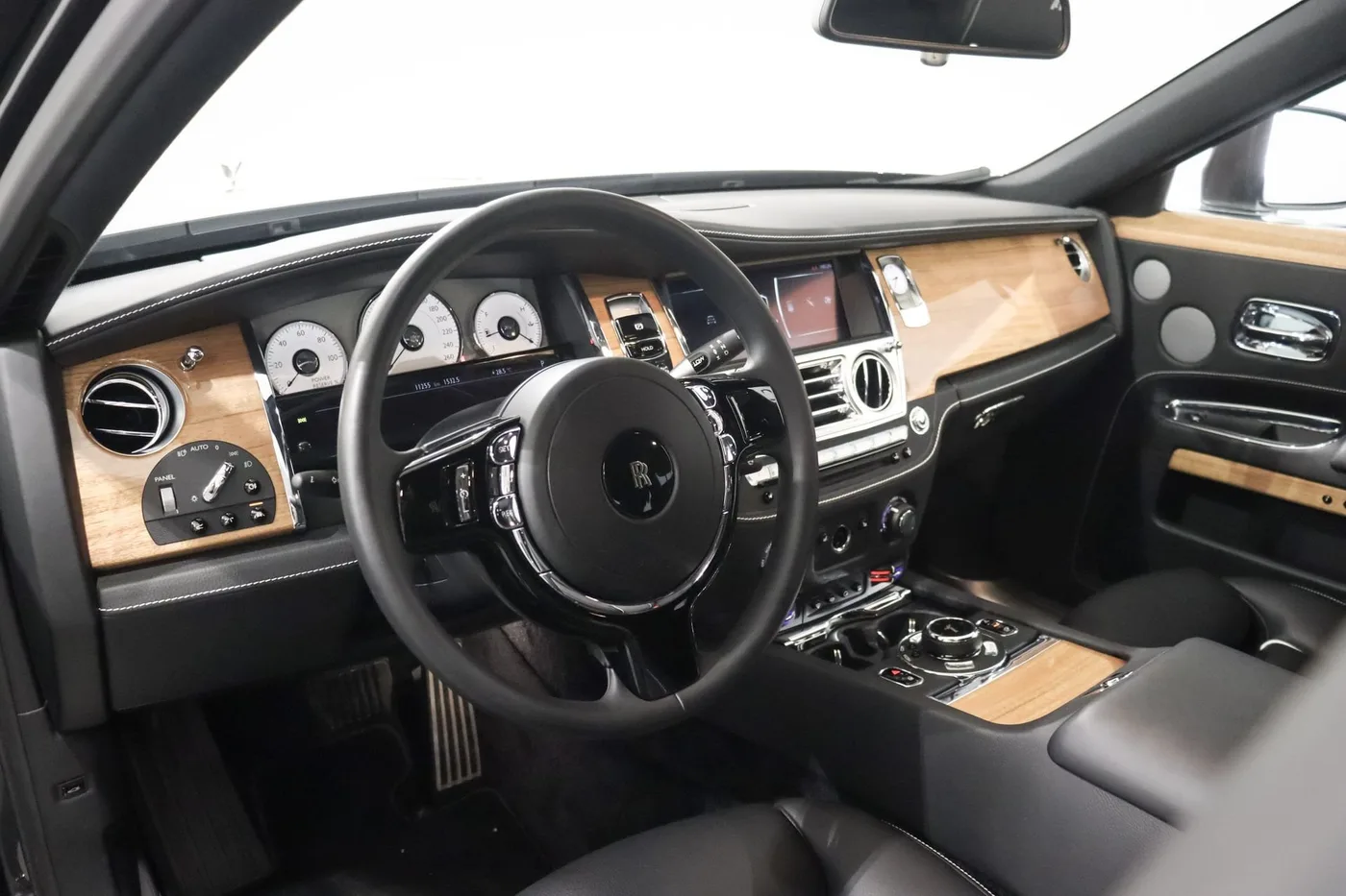 2019 Rolls-Royce Ghost offered by a supercar dealer in Zibido San Giacomo, Italy, photo 9 of 25
