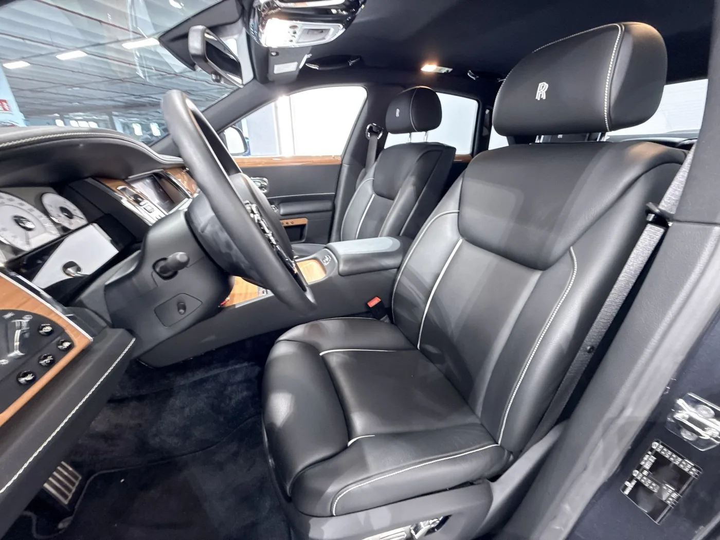 2019 Rolls-Royce Ghost offered by a supercar dealer in Zibido San Giacomo, Italy, photo 10 of 25