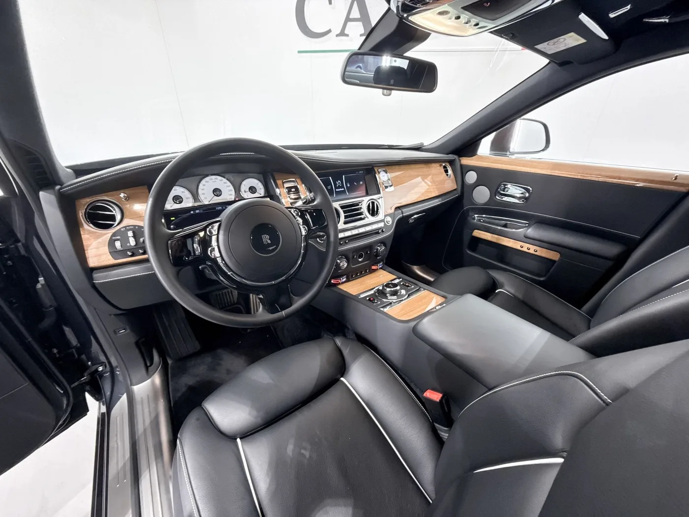 2019 Rolls-Royce Ghost offered by a supercar dealer in Zibido San Giacomo, Italy, photo 11 of 25