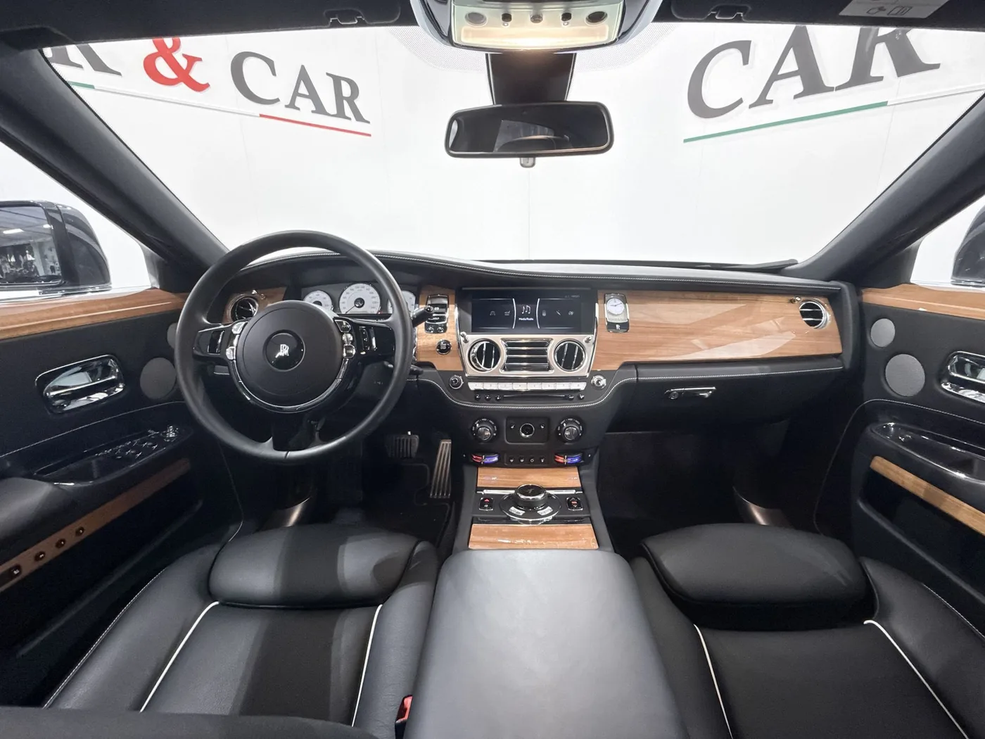 2019 Rolls-Royce Ghost offered by a supercar dealer in Zibido San Giacomo, Italy, photo 12 of 25