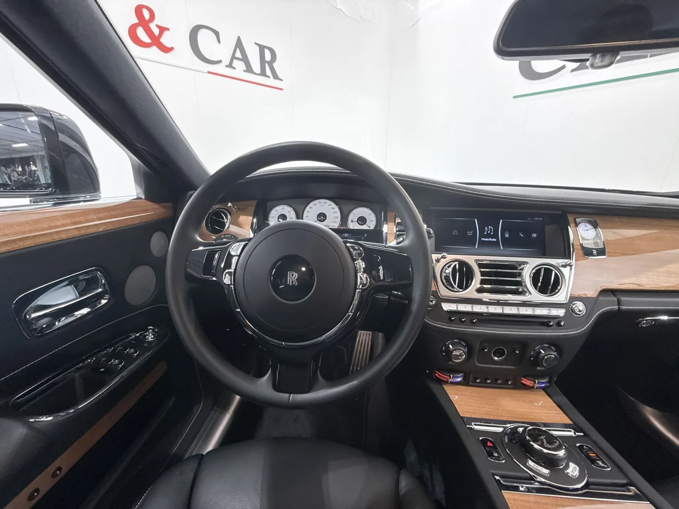 2019 Rolls-Royce Ghost offered by a supercar dealer in Zibido San Giacomo, Italy, photo 13 of 25
