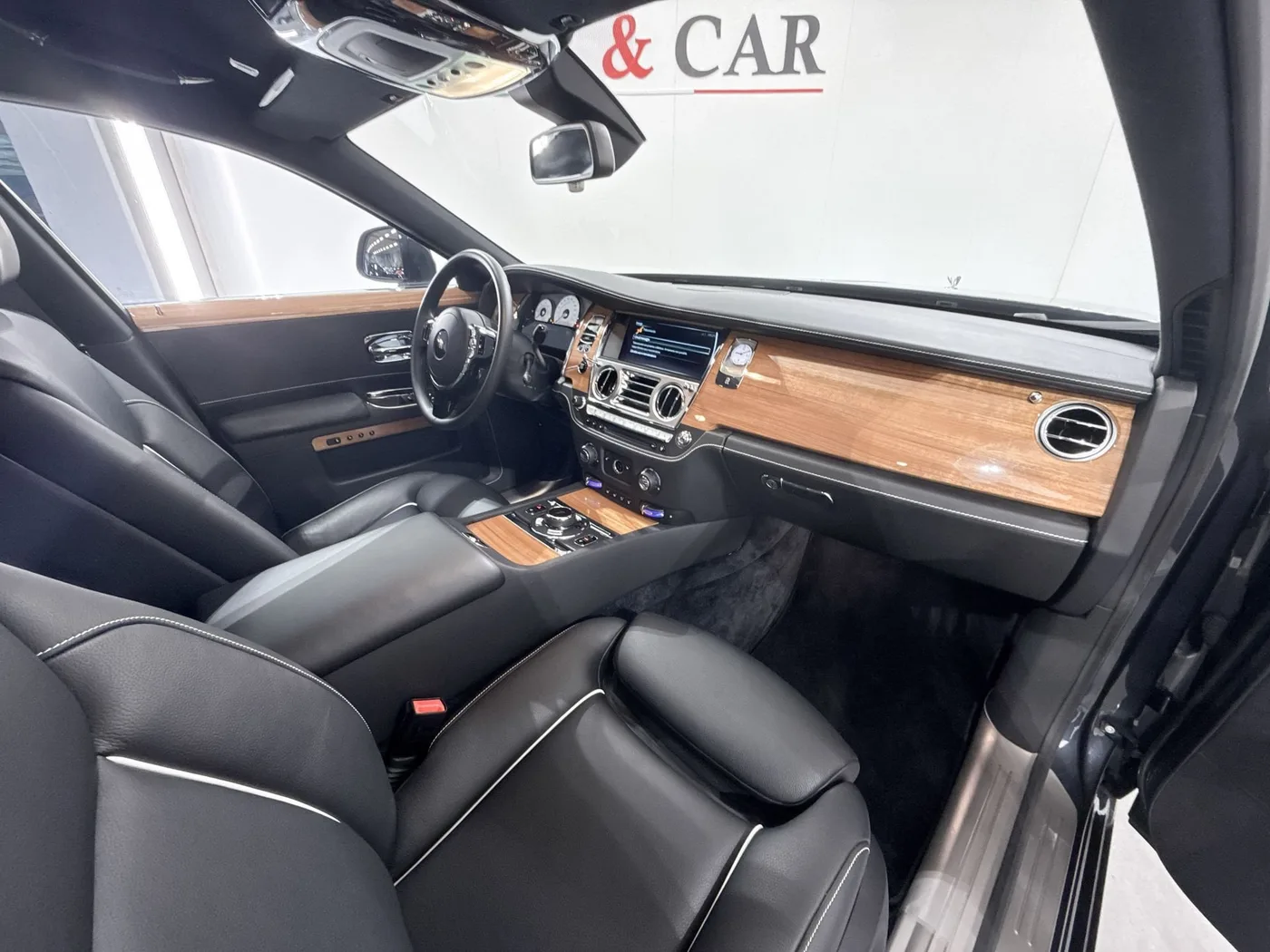 2019 Rolls-Royce Ghost offered by a supercar dealer in Zibido San Giacomo, Italy, photo 15 of 25