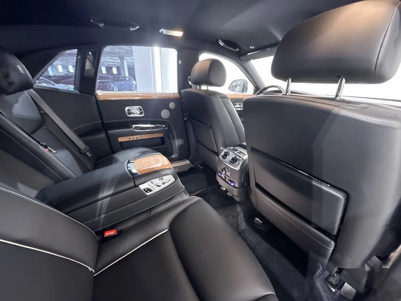 2019 Rolls-Royce Ghost offered by a supercar dealer in Zibido San Giacomo, Italy, photo 19 of 25