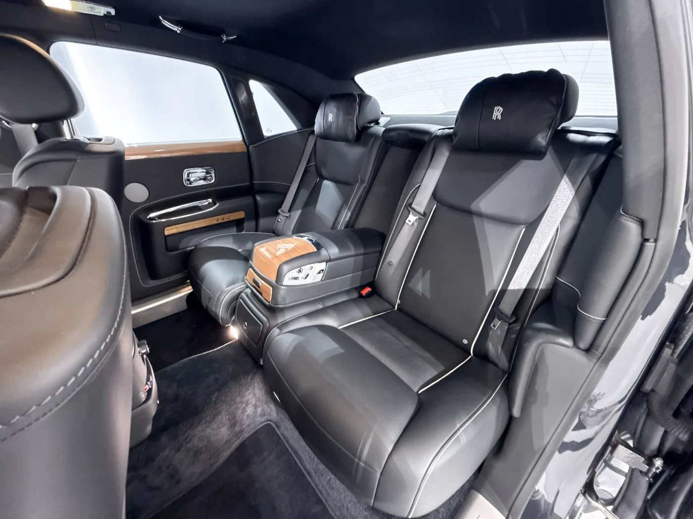 2019 Rolls-Royce Ghost offered by a supercar dealer in Zibido San Giacomo, Italy, photo 22 of 25