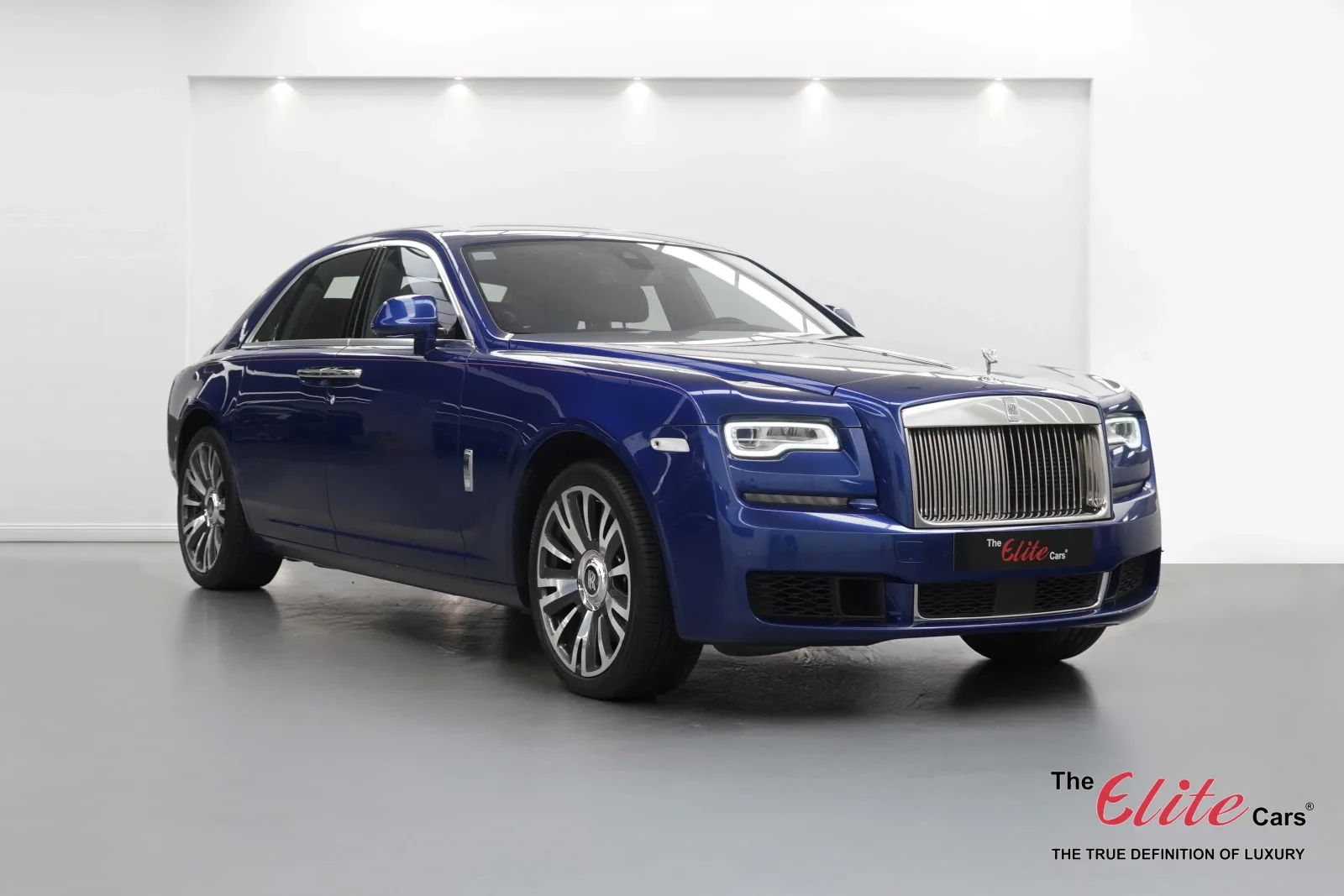 2019 Rolls-Royce Ghost proposée par un concessionnaire spécialisé à Dubai, Émirats arabes unis, photo principale