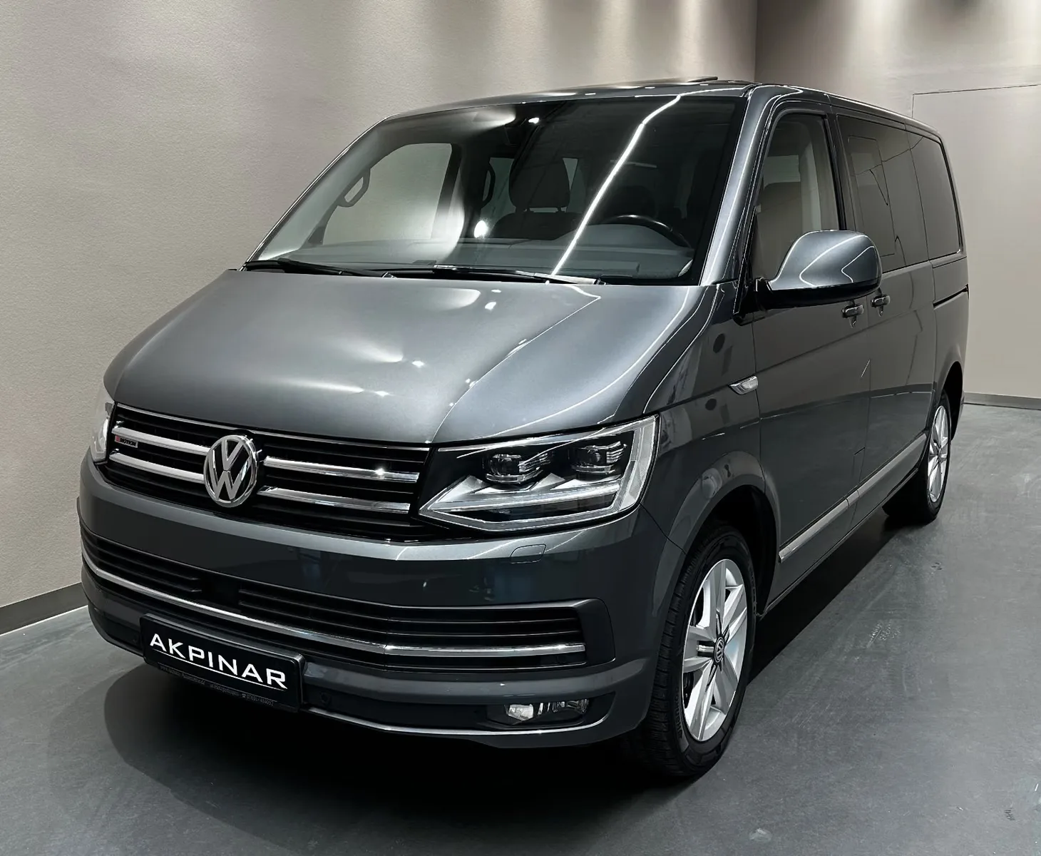 2019 Volkswagen T6 Multivan Highline proposée par un concessionnaire spécialisé à Holzgerlingen, Allemagne, photo principale